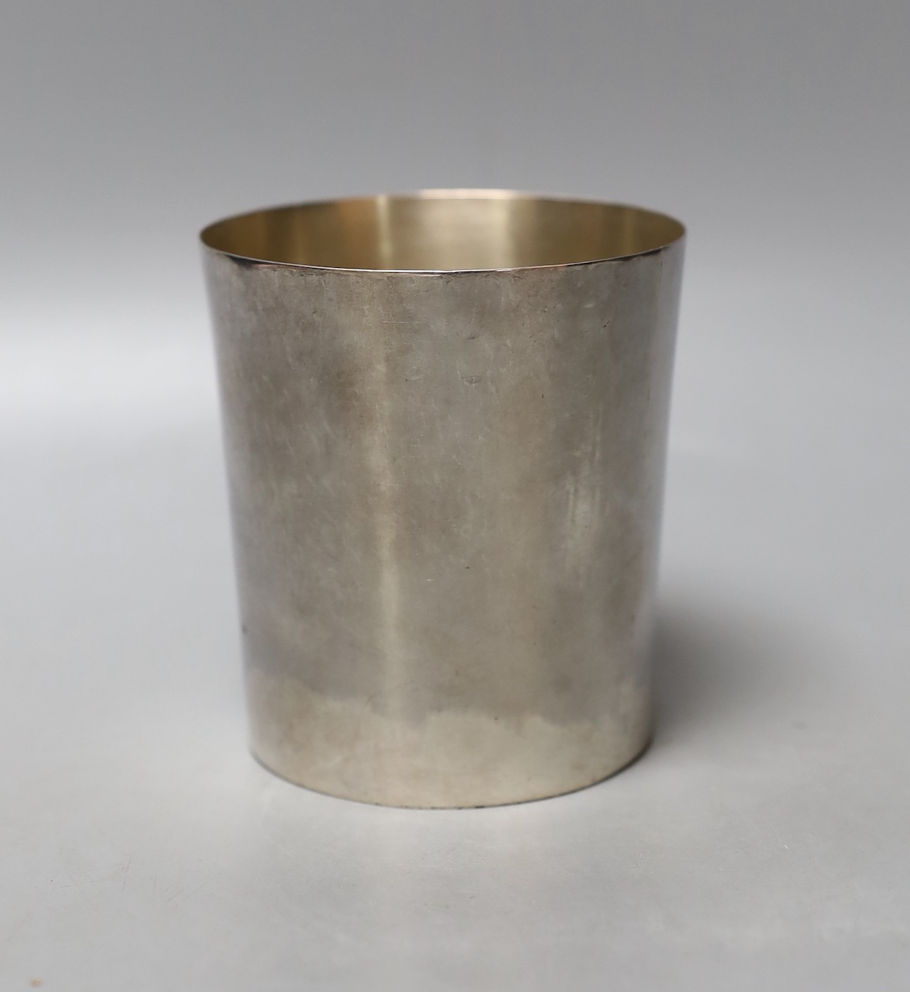 A George III silver pint beaker, John Robins, London, 1780, 97mm, 164 grams(a.f.).